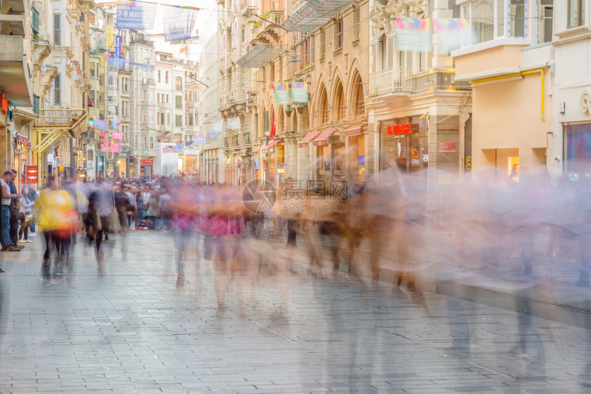 不明身份者在伊斯坦布尔的Istiklal街行走该是2018年4月9日土耳其伊斯坦布尔的受欢迎目地图片