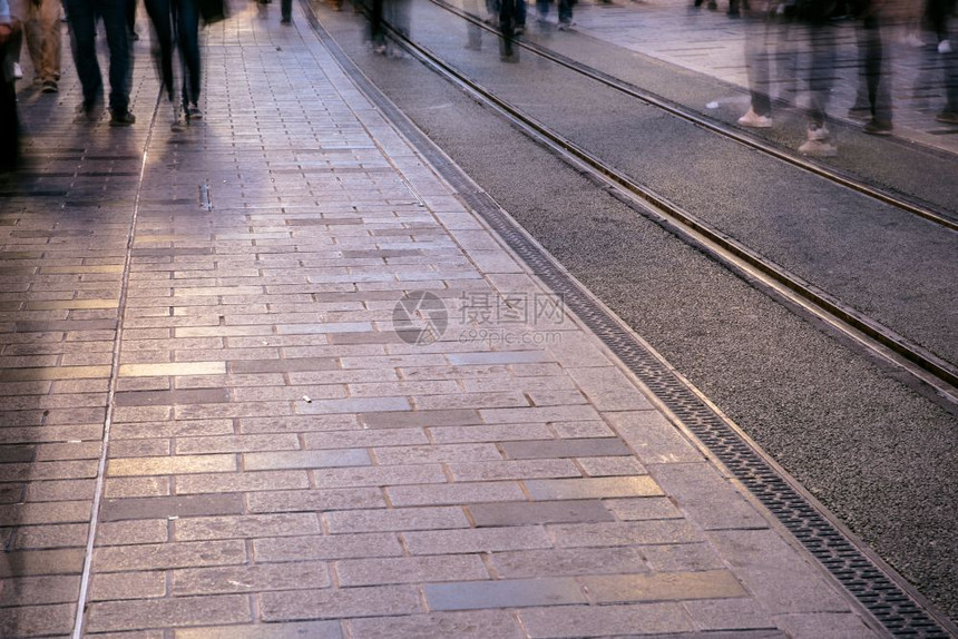 人类在铁路公上行走的模糊形象人类行走的模糊形象图片