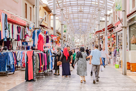 乌孙古道UzunCarsiLongBazaar是一个著名的传统集市位于土耳其旧OsmangaziBursa2018年5月日背景