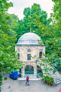 巴扎2018年5月日土耳其布尔萨历史KozaHanSilkBazaar院落的清真寺或土耳其布尔萨历史KozaBazaar院落的清真寺背景