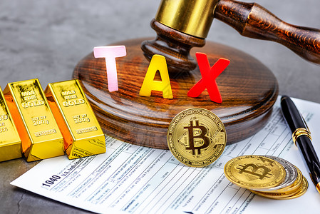 BITCOINBitcoin加密货币前方的视图在手架前使用TAX单词计算器和金砖Tax支付概念背景