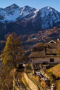意大利阿尔卑斯山的秋天风景建造高清图片素材