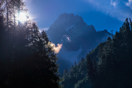 法国阿尔卑斯山的风貌背景图片