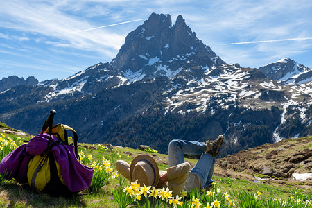 在法国比利牛斯山脉里一位远足的女人休息和看望着皮克杜米迪奥索图片