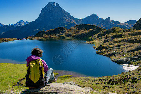 贾湖骨笛一名妇女徒步旅行者坐在奥索米迪山附近的比利牛斯山脉上背景