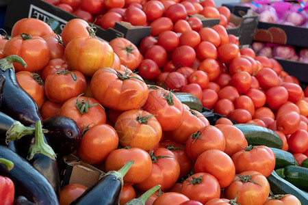 市场上的新鲜有机西红柿组图片