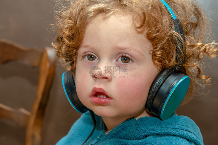 小男孩用耳机听音乐图片