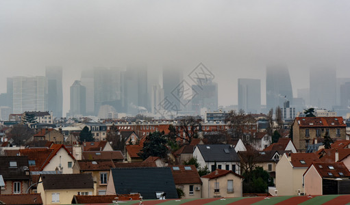在雾中保卫巴黎城市图片