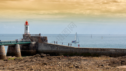 法国LesSablesdOlonne码头和灯塔的风景图片