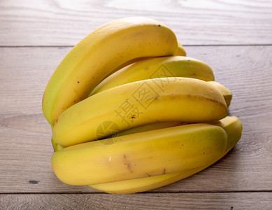 木制桌上的香蕉背景图片