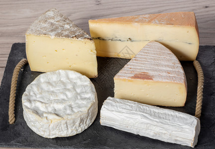 黑板上不同的法国奶酪背景图片