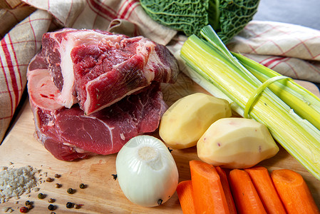 a用于准备feu锅的肉类和蔬菜图片