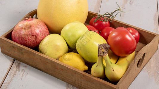a各种季节水果和蔬菜的托盘图片