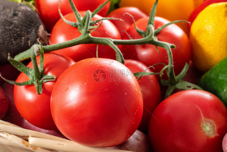 一组健康红番茄