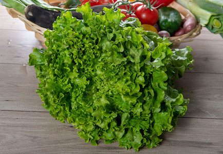 木制桌上的绿色橡树生菜背景图片