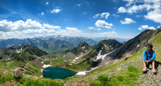 法国山丘的一星湖景象图片