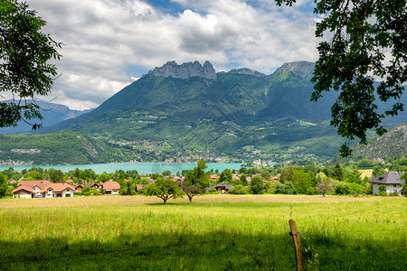 法国阿尔卑斯山的安妮西湖景象图片