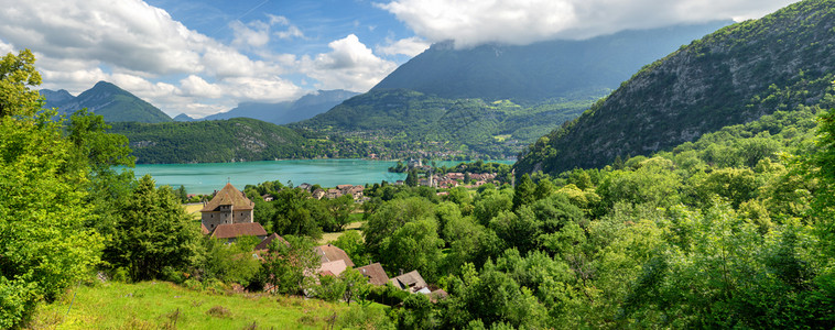 在法国阿尔卑斯山与杜丁特村的安妮西湖风景图片