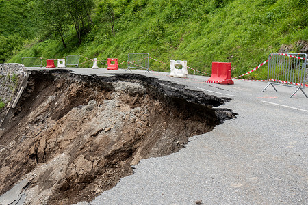 道路的崩塌岩石山崩高清图片