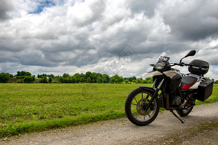 一辆摩托车停在道路上背景图片