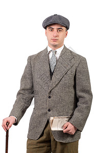 一个穿旧衣服的年轻人戴帽子1940年风格穿白色图片
