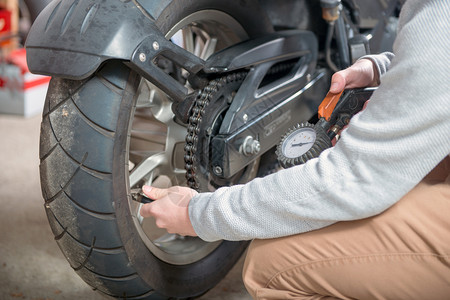 控制摩托车轮胎压力图片