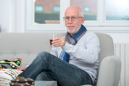 成年男子在家喝酒图片