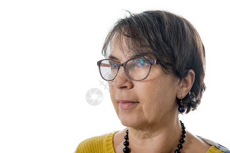 一幅棕色褐发成年妇女戴眼镜的肖像图片