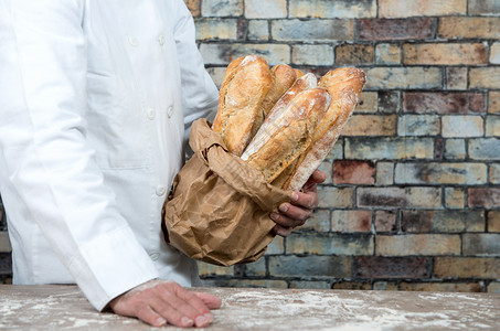 a面包师持有传统法国面包高清图片