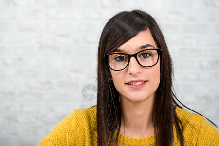 穿着黄色衣服的年轻黑发微笑着的女人背景图片