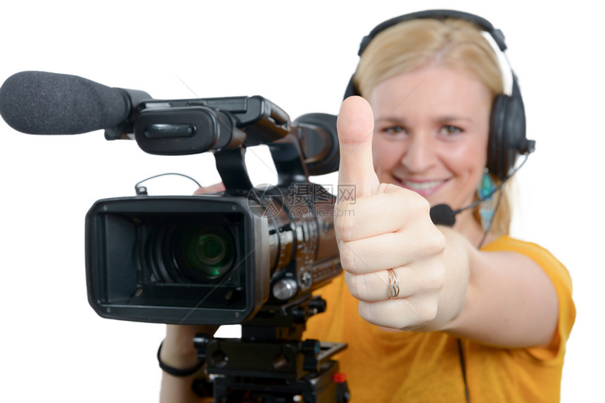 一位金发年轻女子带着专业摄像头举起拇指图片