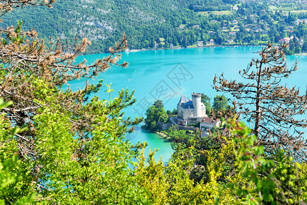 安妮西湖与法国阿尔卑斯山城堡的景象图片