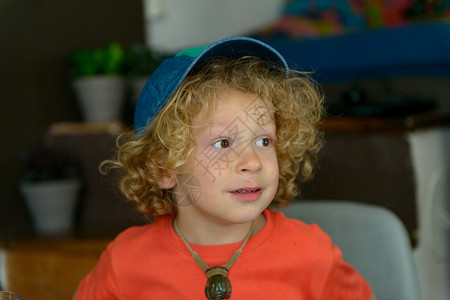 长着金发卷和帽子的小男孩肖像图片