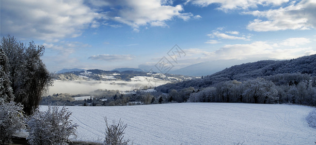 冬季降雪的山地景观图片