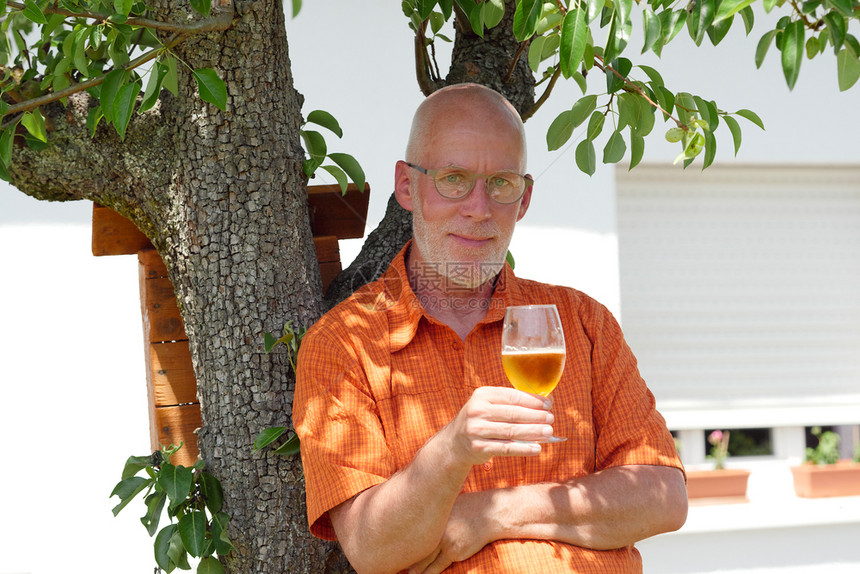 一个成熟男人在外面喝啤酒图片