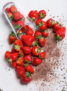 草莓和黑色巧克力粉末图片