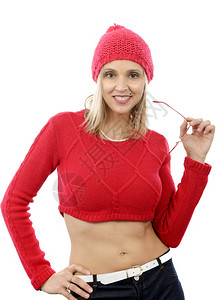穿着红色短毛衣戴冬帽的时装金发美女图片