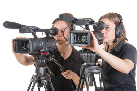2名青年妇女配有专业录像机图片