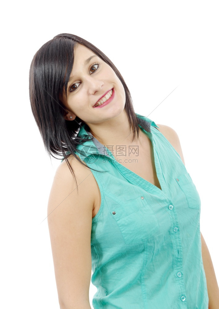 一个美丽的年轻黑发女孩穿着绿衬衫的肖像图片