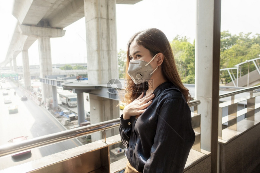 身戴防沙面罩的美丽女子保护空气污染图片