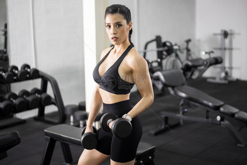 美完的身体女人在健房锻炼图片