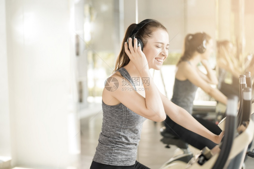 漂亮的年轻运动女子在健身康生活方式运动中骑自行车锻炼运动图片