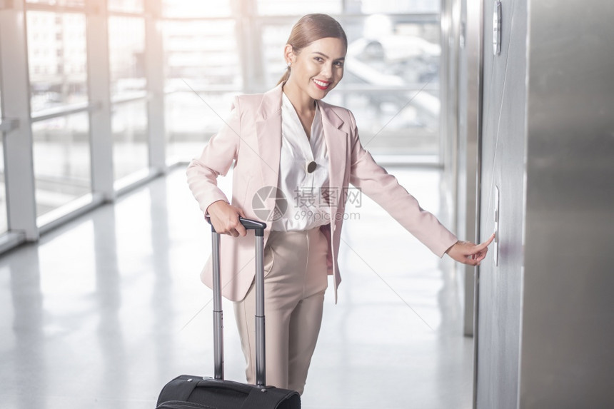 美丽的商业女人在机场行走商业旅概念图片