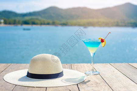 夏天背景白帽子和夏天在海滩上喝酒高清图片
