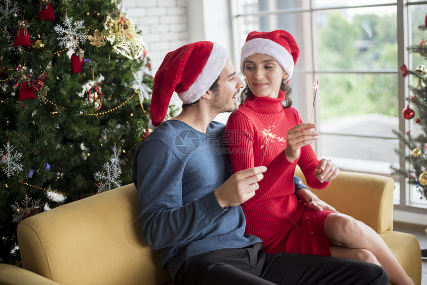 情侣在家用仙女棒庆祝圣诞节图片