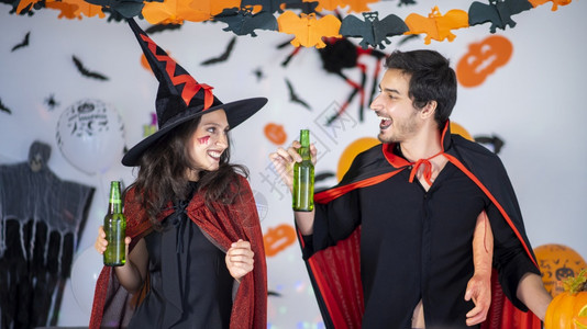 打扮成女巫和吸血鬼的情侣在庆祝万圣节图片