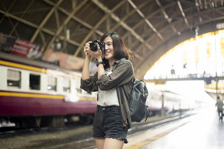 年轻的亚洲旅行女青年在泰国曼谷享受美丽的地方图片