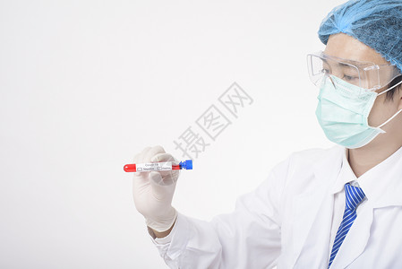 白面具医生在白背景上 进行受感染的 -19血液测试背景