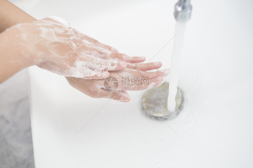 女人在洗手图片