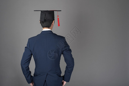 商人头顶戴着毕业帽图片